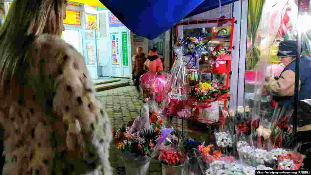 Еще накануне продавцы цветов и сувениров в разных районах города стали готовиться к празднику, оформив соответствующим образом свои прилавки