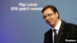 Vučić je novinarima u prolazu rekao da je sastanak s Mogerini bio veoma težak