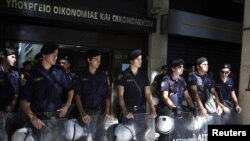 Полиция на улицах Греции. 