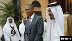 Президент США Барак Обама (в центре) и король Саудовской Аравии Салман (справа). Эр-Рияд, 20 апреля 2016 года. 