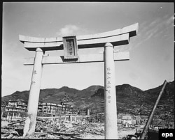 Resturile unui altar shintoist din Nagasaki, Japonia, în octombrie 1945.