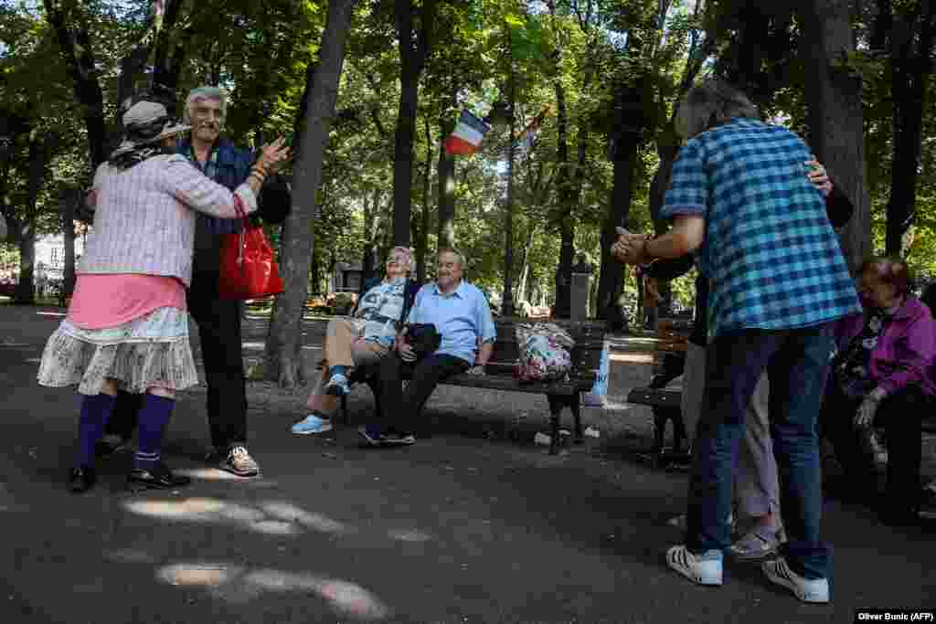 СРБИЈА - Францускиот претседател Емануел Макрон е во дводневна официjална посета на Белград. Тоа е прва посета на еден француски претседател на Србија по 2001 година, кога во Белград престојуваше Жак Ширак.