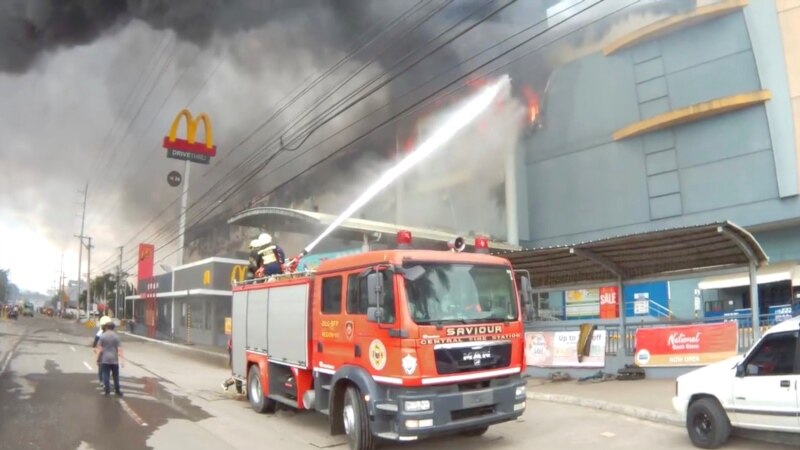 Desetine ljudi zarobljeno nakon požara u tržnom centru na Filipinima