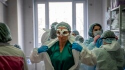 Doktori oblače zaštitna odijela, Moskva, 22. april