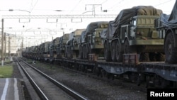 Pamje nga një transport ushtarak me tren në Rusi