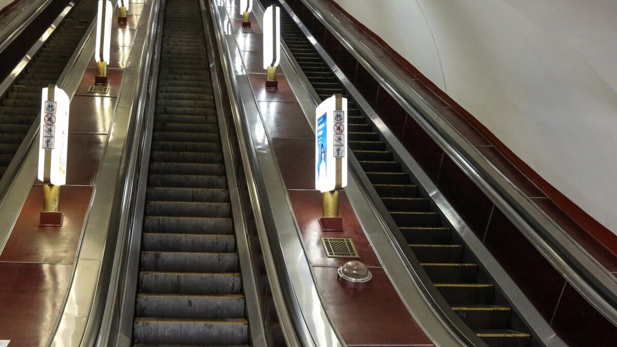 Людина, яка опинилася на коліях метро у Києві, загинула