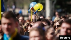 Мітинг проукраїнських активістів у Луганську, квітень 2014 року
