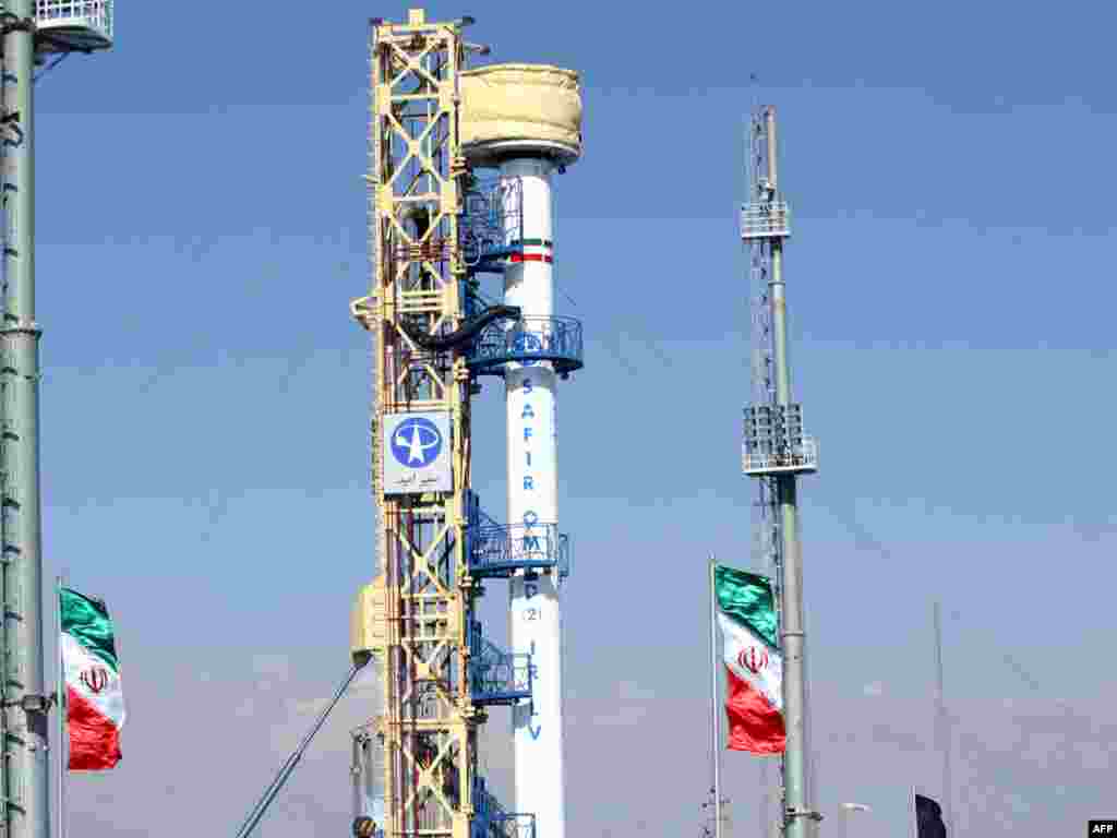 Iran -- Lansirao satelit u orbitu - Prvi satelit potpuno domaće proizvodnje, koji nosi ime ¨Nada¨ lansiran je u orbitu. Korištena je raketa tipa Safir , a lansiranje je vezano uz 30 obljetnicu obilježavanja Islamske revolucije.