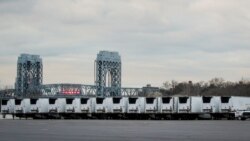 Hladnjače koje bolnice u Njujorku koriste kao pokretne mrtvačnice parkirane u Njujorku, 2. april 2020.