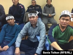 Куспан Косшыгулов (в центре) - один из работников нефтяной строительной компании, объявивших голодовку с требованием, чтобы Казахстан не ликвидировал независимую конфедерацию профсоюзов. Актау, 8 января 2017 года.