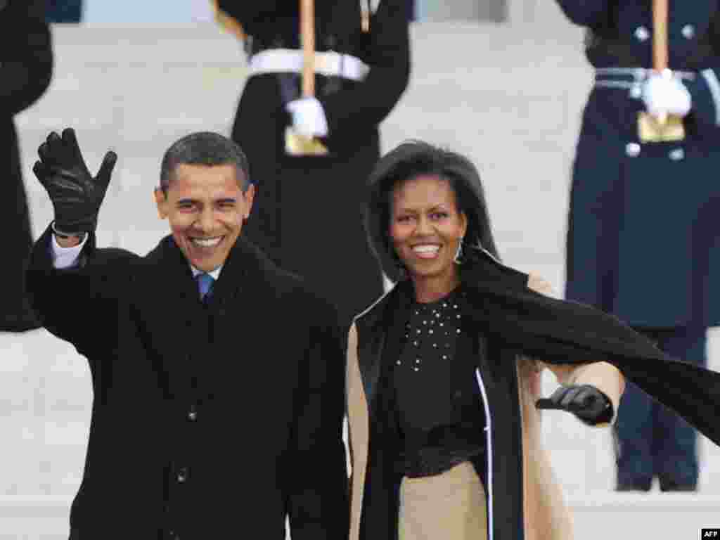 Барак Обама - АҚШ нинг 44-президенти - Барак Обамани қасамëдга келтиришга бағишланган тантанали маросимлар 18 январ куни Линколн майдонидаги концерт билан бошланди.