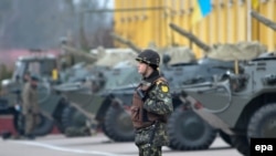 Un soldat ucrainean la baza militară din Lvov, 3 martie 2014