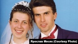 Весільне фото Ярослава Мисяка. Він вже 22 роки перебуває в ув'язнені за звинуваченням у потрійному вбивстві. Правозахисники вважають його невинуватим. Вже шостий рік триває перегляд вироку (довічного ув'язнення). Наступне судове засідання призначене на 25 лютого 2020 року