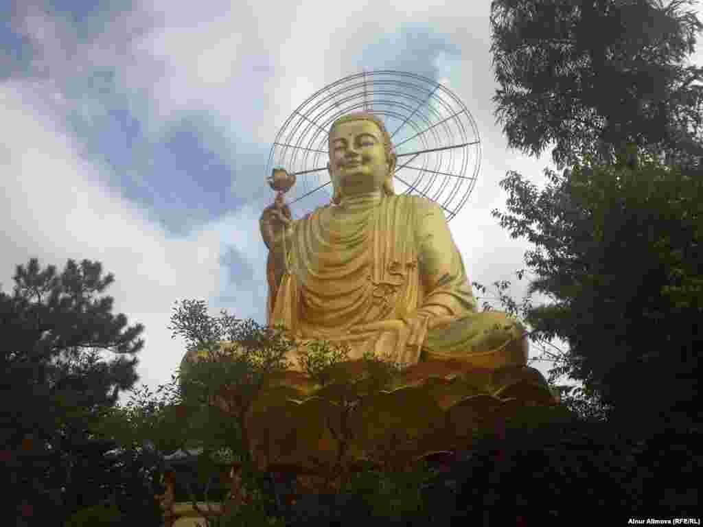 Далат қаласындағы ең биік белестердің біріне орнатылған Будда мүсіні.