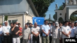 Уйгуры на территории мечети Султан Курган во время поминального обеда по погибшим в Синьцзяне. Алматы, 13 августа 2009 года.