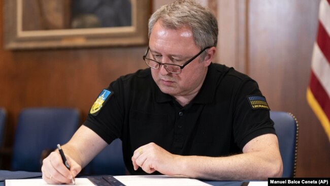 USA – Ukrainian Prosecutor General Andriy Kostin signs an MOU during a ceremony with Attorney General Merrick Garland, not pictured, at the Department of Justice. Washington, September 20, 2022