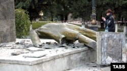 Разрушенный памятник Владимиру Ленину на территории городского сада в Судаке