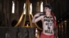 Активистка движения FEMEN в Соборе Парижской Богоматери