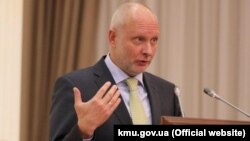 За словами Матті Маасікаса, таким чином він почав перший робочий день після повернення місії ЄС до Києва