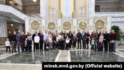 Супрацоўнікі менскага АМАПу зь сем'ямі ў рэзыдэнцыі Лукашэнкі.