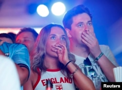 Tifozë anglezë duke shikuar ndeshjen e vendit të tyre me Slloveninë. (Foto: Reuters)