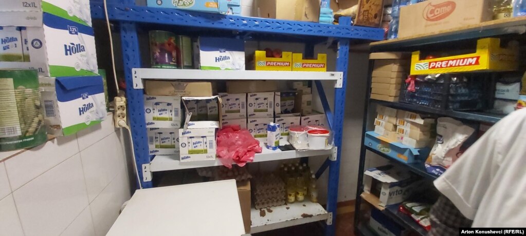Artikuj të ndryshëm ushqimorë në kuzhinën e spitalit në Ferizaj.