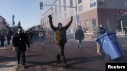 Протестиращи близо до мястото, където в събота федерални агенти застреляха и убиха 37-годишния Алекс Прети в Минеаполис, САЩ. 24 януари 2026 г.