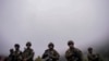 Ushtarët e NATO -s patrullojnë pranë kufirit midis Kosovës dhe Serbisë në Jarinjë më 2 tetor 2021.