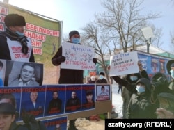 Согласованный митинг. На сцене – организатор Лукпан Ахмедьяров (справа). Уральск, 28 февраля 2021 года.