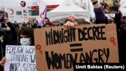 Активистите држат плакати за време на протестот против повлекувањето на Турција од Истанбулската конвенција, меѓународен договор дизајниран за заштита на жените, Истанбул, Турција на 20 март 2021 година.