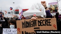 تجمع معترضان و فعالان مدنی روز شنبه در استانبول در اعتراض به تصمیم دولت ترکیه برای خروج از کنوانسیون منع خشونت علیه زنان