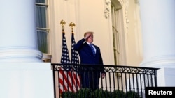 Donald Trump la Casa Albă, fără mască, după întoarcerea de la spitalul militar unde a fost tratat pentru Covid-19, Washington, 5 octombrie 2020.