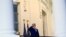 Дональд Трамп приветствует своё возвращение в Белый дом из госпиталя, после нескольких дней интенсивного лечения от коронавирусной инфекции. 5 октября 2020
