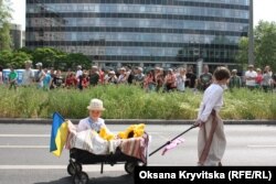 Діти в традиційному українському одязі беруть участь у карнавальній ході. Берлін, Німеччина, 24 травня 2026 року