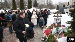 Иностранные дипломаты на могиле Алексея Навального во вторую годовщину его смерти, Москва, 16 феваля 2026 года