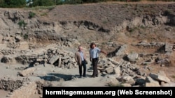 Олександр Бутягін (праворуч) під час розкопок на території Мірмекіона в анексованому Криму у 2014 році. Скріншот сторінки сайту hermitagemuseum.org