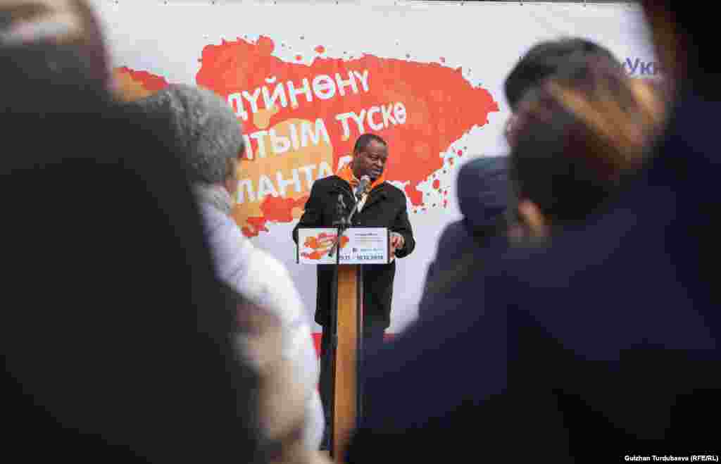 Иш-чарага өкмөттүн кызматкерлери, парламент депутаттары, БУУ баштаган эл аралык уюмдардын өкүлдөрү, окуу жайдын студенттери жана окутуучулары катышты. 