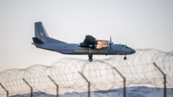 Самолет, предположительно, с украинской делегацией приземляется в аэропорту Женевы