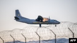 د اوکراین انتونوف ډوله پوځي الوتکه چې پرون د نومبر په ۲۲مه د جینیوا په هوايی ډګر کې د کوزیدو په مهال لیدل شوې 