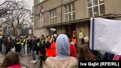 Protest učenika, roditelja i profesora ispred Pete beogradske gimnazije, 28. februara 2025.