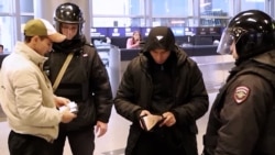 Читают переписку, смотрят приложения. Мигранты сообщают о проверке смартфонов при въезде в Россию