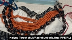 Венеційське і коралове намисто у поєднанні з вишиванкою. Українські жіночі прикраси стали дуже популярними