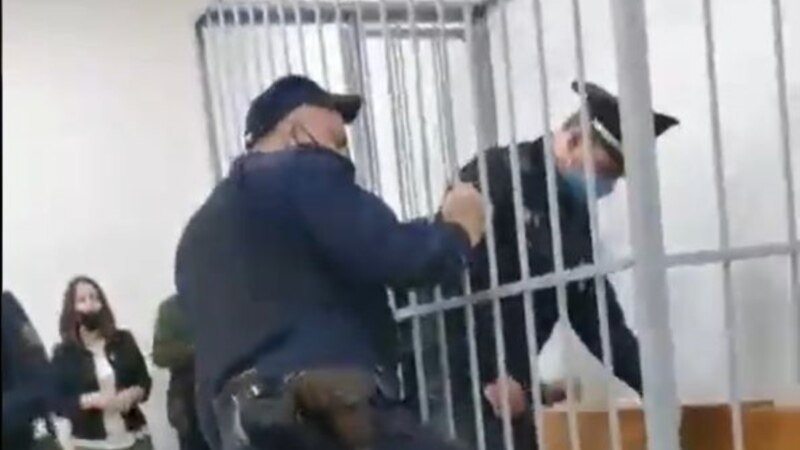 Aktivisti bjellorus pren fytin e tij gjatë seancës gjyqësore 
