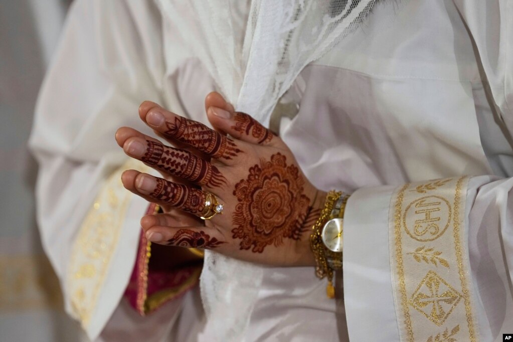 Një besimtare e krishter lutet gjatë meshës së mesnatës të mbajtur në Katedralen e Shën Patrikut në Karaçi të Pakistanit më 20 prill 2025. 