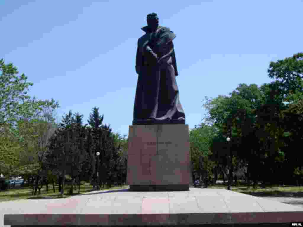 Caparidze - 26 Bakı komissarlarından biri Prokopis Çaparidze. Onu da digər həmkarları kimi 1918-ci ilin yayında Türkmənistanın Ağcaqum çölündə güllələyiblər.