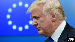 Ілюстрацыйнае фота. Прэзыдэнт ЗША Дональд Трамп на фоне сьцягу Эўразьвязу