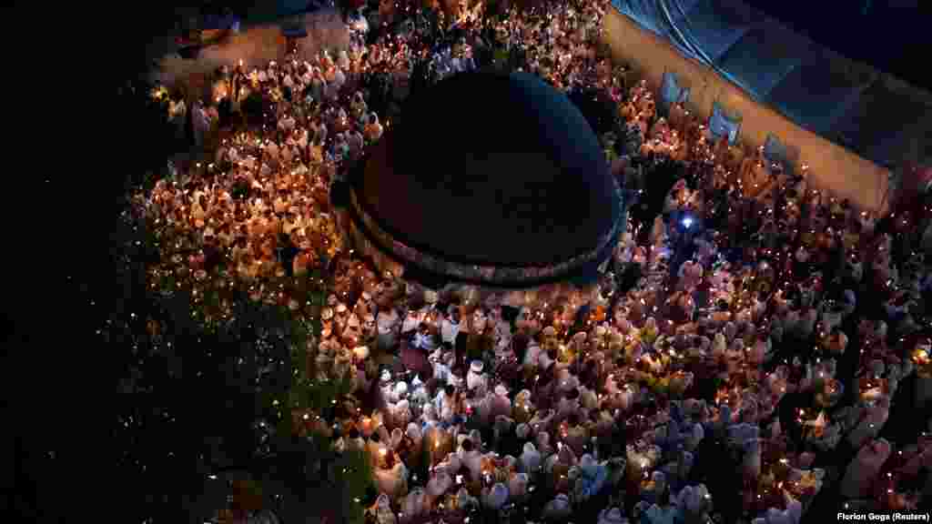 Etiopski pravoslavni vjernici pale svijeće tokom ceremonije Svetog ognja u etiopskom dijelu Crkve Svetog groba, u Starom gradu Jerusalema.