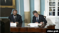 Armenian Foreign Minister Ararat Mirzoyan (L) and U.S. Secretary of State Antony Blinken sign a strategic partnership agreement in Washington, January 14.