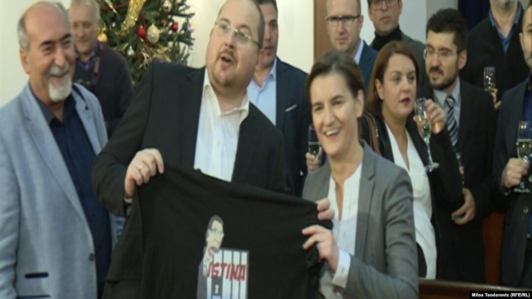 Marko Somobrac poklanja majicu Ani Brnabić sa likom srpskog predsednika
