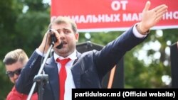 Ilan Şor la mitingul din faţa sediului partidului lui Maia Sandu PAS.